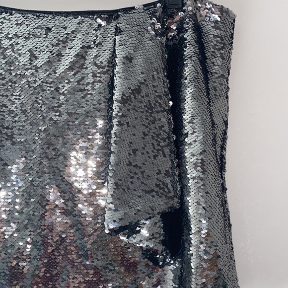 NWT ML Monique Lhuillier Silver Sequin Draped Faux Wrap Mini Skirt - Picture 4 of 10
